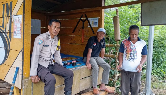 Bhabinkamtibmas Dempo Makmur Gencarkan Patroli Kamtibmas 