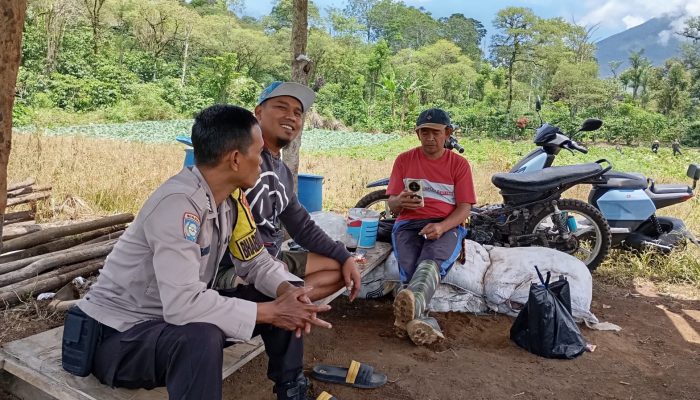 Bhabinkamtibmas Sambangi Warga Dempo Makmur, Sampaikan Imbauan Bencana dan Keamanan