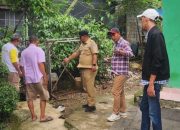 Sukron Ma'mun Lurah Bedahan (baju dinas) dan LPM Rizal Antoni (topi putih) sedang tinjau saluran air (Foto: Yudi Bahtiar/Starindonews.com)