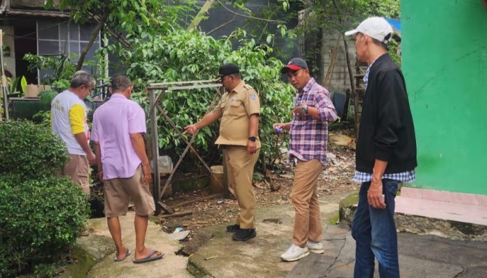 Lurah Sukron Mamun dan LPM Bedahan Depok, Tinjau Saluran Air Antisipasi Banjir