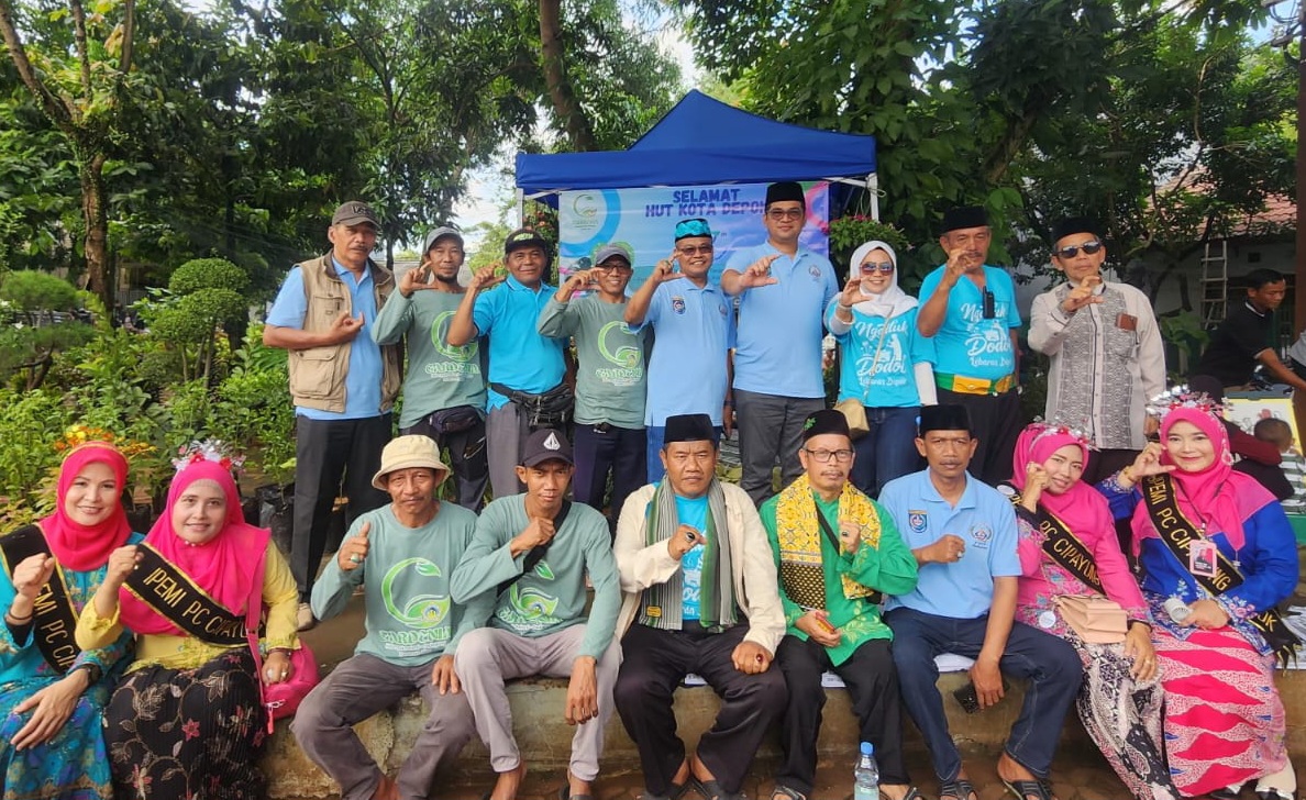 Camat Cipayung, Muhammad Reza beserta LPM, RW dan Panitia Lebaran Depok (Foto: Starindonews/Yudi Bahtiar)