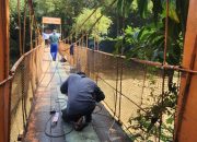Perkerjaan perbaikan Jembatan Orange yang menghubungkan dua Kecamatan (Foto: Starindonews/Yudi Bahtiar)