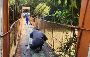 Perkerjaan perbaikan Jembatan Orange yang menghubungkan dua Kecamatan (Foto: Starindonews/Yudi Bahtiar)