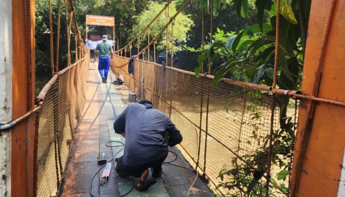 Tanggapi Aduan Masyarakat, Pemkot Depok Perbaiki Jembatan Orange Pondok Jaya–Kalimulya