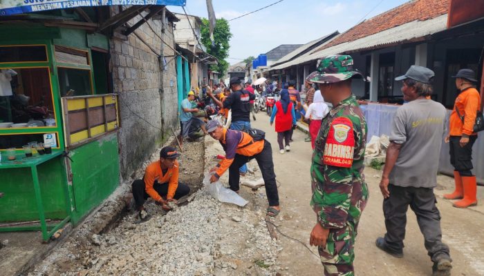 Camat Tenny Ramdhani, S.STP., MA, Pimpin Aksi Normalisasi Drainase Jl Kincir Bojongbaru