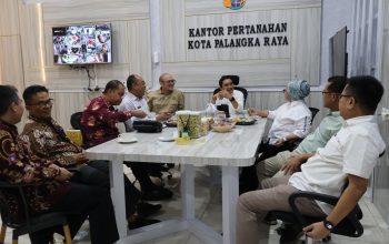 Kepala Kantor Pertanahan Kota Palangka Raya, Ferdinan Adinoto, S.Si., M.Si. (tengah) bersama Jajaran setelah peresmian (Foto: istimewa/Starindonews.com)