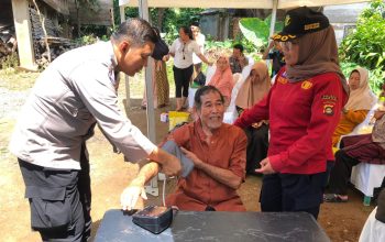 Polres Pagar Alam Gelar Bakti Kesehatan Gratis di Simpang Petani, Warga Antusias Periksa Kesehatan