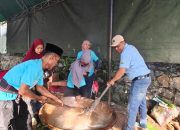 Ruslan Ulya, Ketua LPM Cipayung, ikut partisipasi ngaduk dodol acara Lebaran Depok (Foto: Starindonews/Yudi Bahtiar)