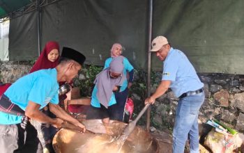 Ruslan Ulya, Ketua LPM Cipayung, ikut partisipasi ngaduk dodol acara Lebaran Depok (Foto: Starindonews/Yudi Bahtiar)
