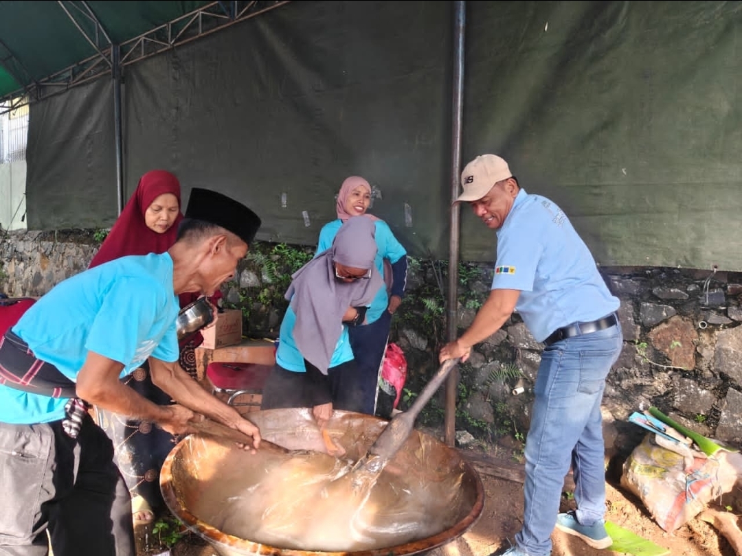 Ruslan Ulya, Ketua LPM Cipayung, ikut partisipasi ngaduk dodol acara Lebaran Depok (Foto: Starindonews/Yudi Bahtiar)