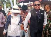 Walikota Depok Supian Suri dan Istri / Cing Ikah pada saat menuju Alun-alun GDC (Foto: Yudi Bahtiar/Starindonews.com)