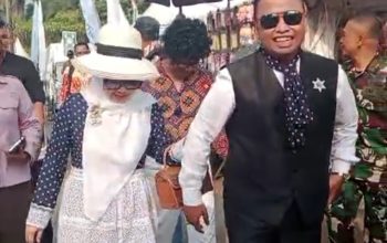 Walikota Depok Supian Suri dan Istri / Cing Ikah pada saat menuju Alun-alun GDC (Foto: Yudi Bahtiar/Starindonews.com)