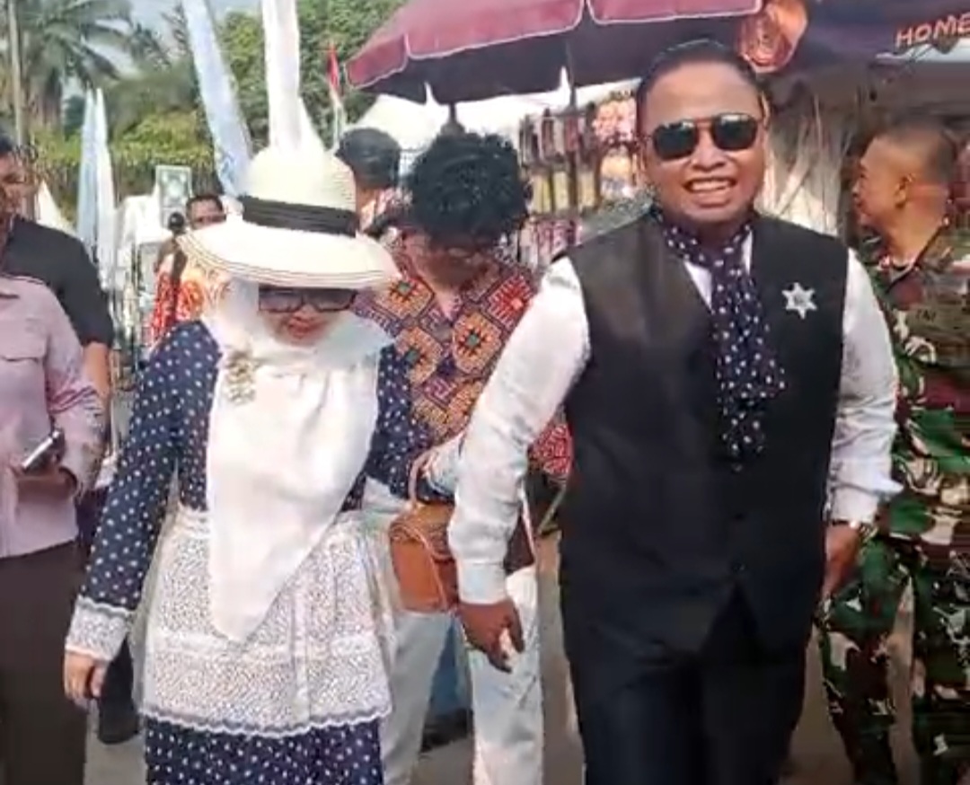 Walikota Depok Supian Suri dan Istri / Cing Ikah pada saat menuju Alun-alun GDC (Foto: Yudi Bahtiar/Starindonews.com)