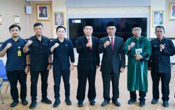 Kepala Kantor BPN Depok, Budi Jaya (tengah), Camat Tapos Jarkasih dan jajaran pejabat struktural, sesi foto setelah pelantikan (Foto: Yudi Bahtiar/Starindonews.com)