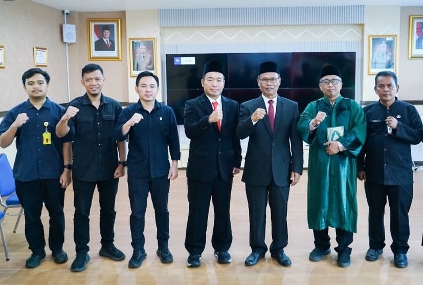 Kepala Kantor BPN Depok, Budi Jaya (tengah), Camat Tapos Jarkasih dan jajaran pejabat struktural, sesi foto setelah pelantikan (Foto: Yudi Bahtiar/Starindonews.com)