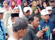 Walikota Depok, Supian Suri (topi logo P) dan Lapisan masayarakat Kp Benda, Cipayung, Depok(Foto: Yudi Bahtiar/Starindonews com)