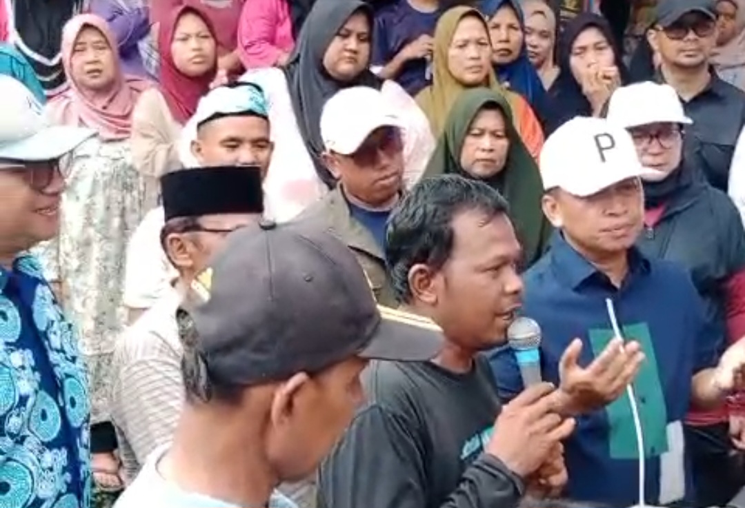 Walikota Depok, Supian Suri (topi logo P) dan Lapisan masayarakat Kp Benda, Cipayung, Depok(Foto: Yudi Bahtiar/Starindonews com)